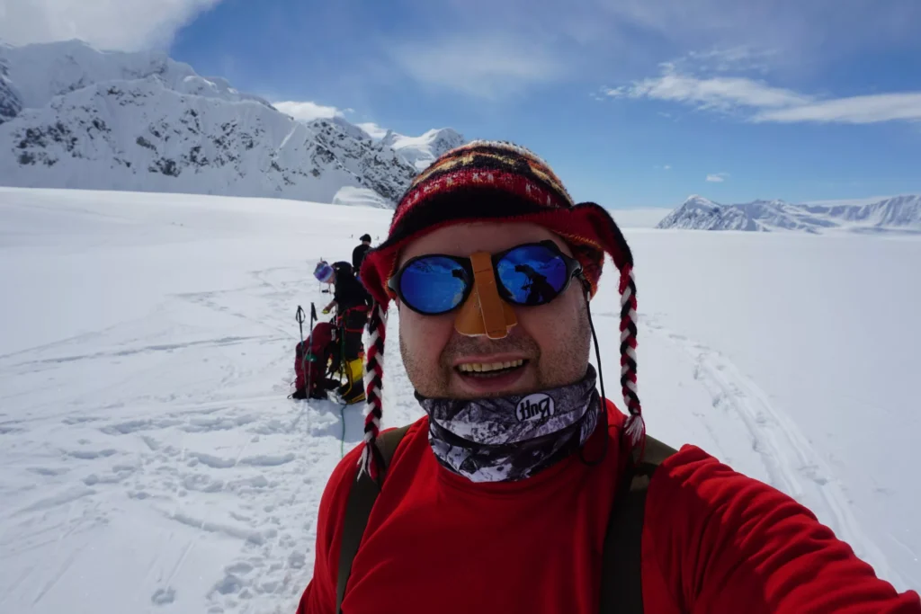 Piloci przygotowują samolot do lotu z Talkeetna na Denali
