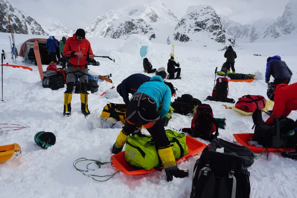 Namiot ekspedycyjny rozstawiony na lodowcu podczas wyprawy na Denali