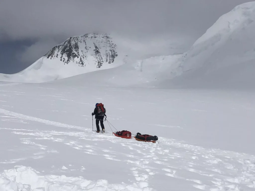 Wspinacz przechodzący nad szczeliną lodowcową na Denali