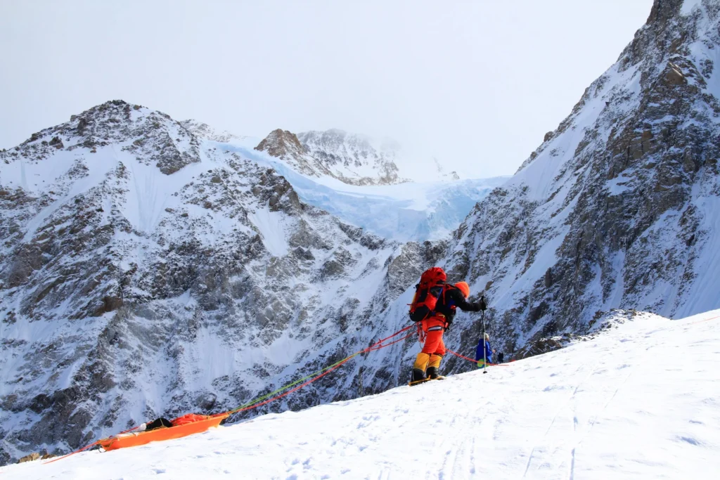 Wspinacze na tle ośnieżonego szczytu Denali
