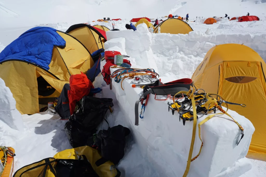 Ekwipunek ekspedycyjny przygotowany do wejścia na Denali