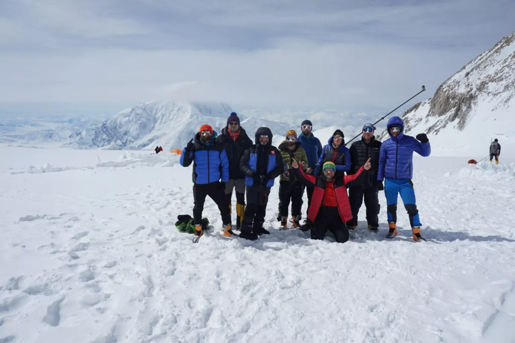 Góry w rejonie Denali – widok z doliny na szczyty Mt Foraker i Mt Hunter