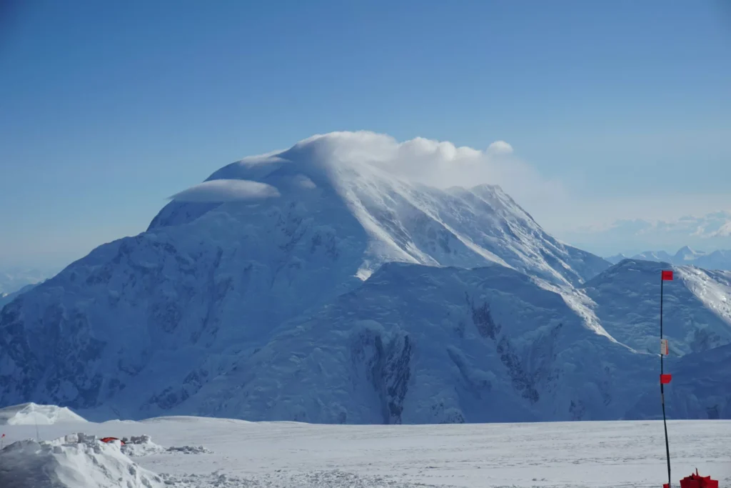 Obóz na lodowcu otoczony ośnieżonymi szczytami Denali