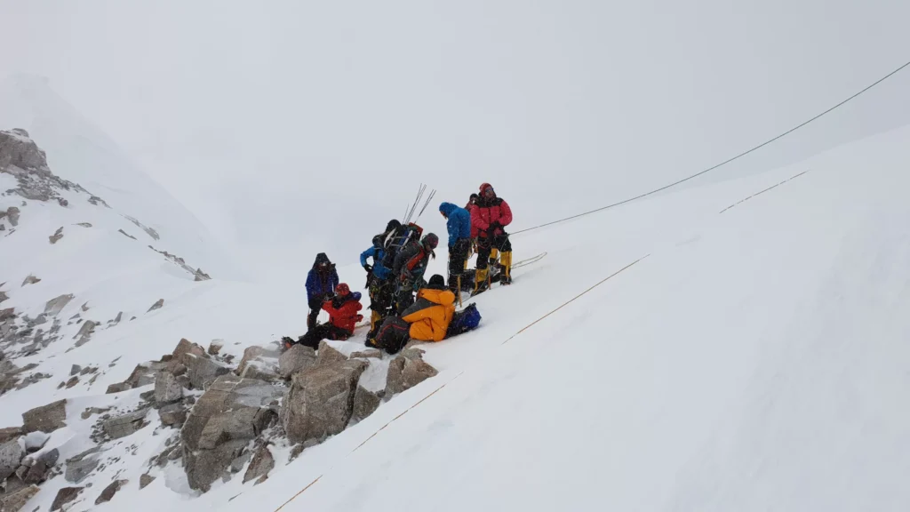 Zmęczeni wspinacze podczas finałowego podejścia na Denali