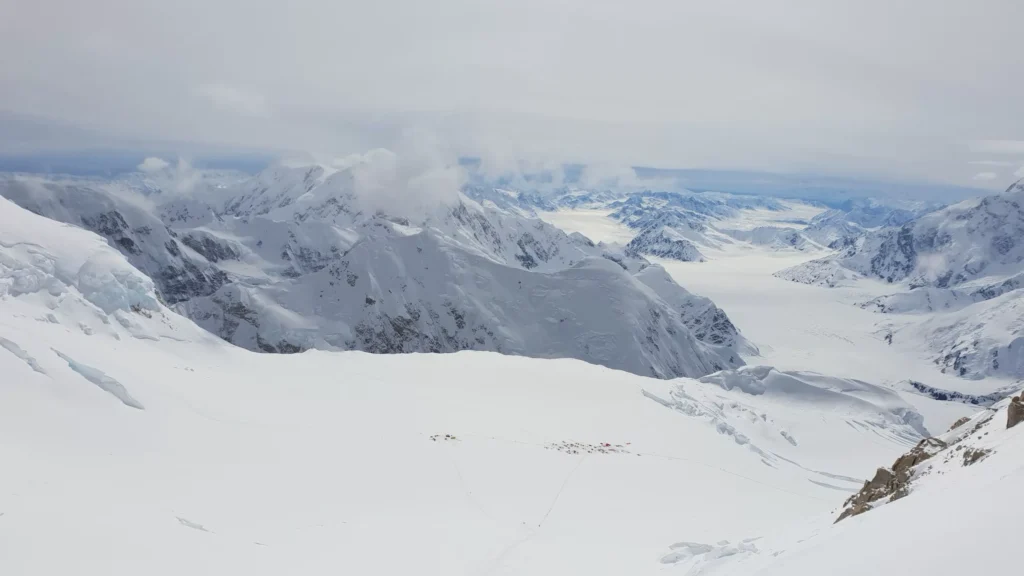 Zmęczeni wspinacze podczas finałowego podejścia na Denali