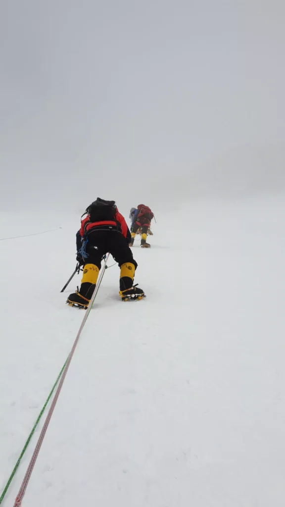 Atak szczytowy na Denali w silnym wietrze i zamieci śnieżnej