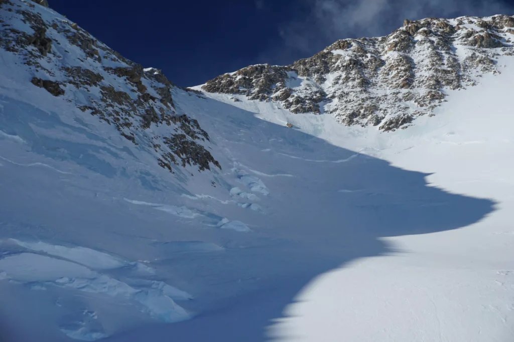 Atak szczytowy Denali – wspinacz na stromym lodowym zboczu"