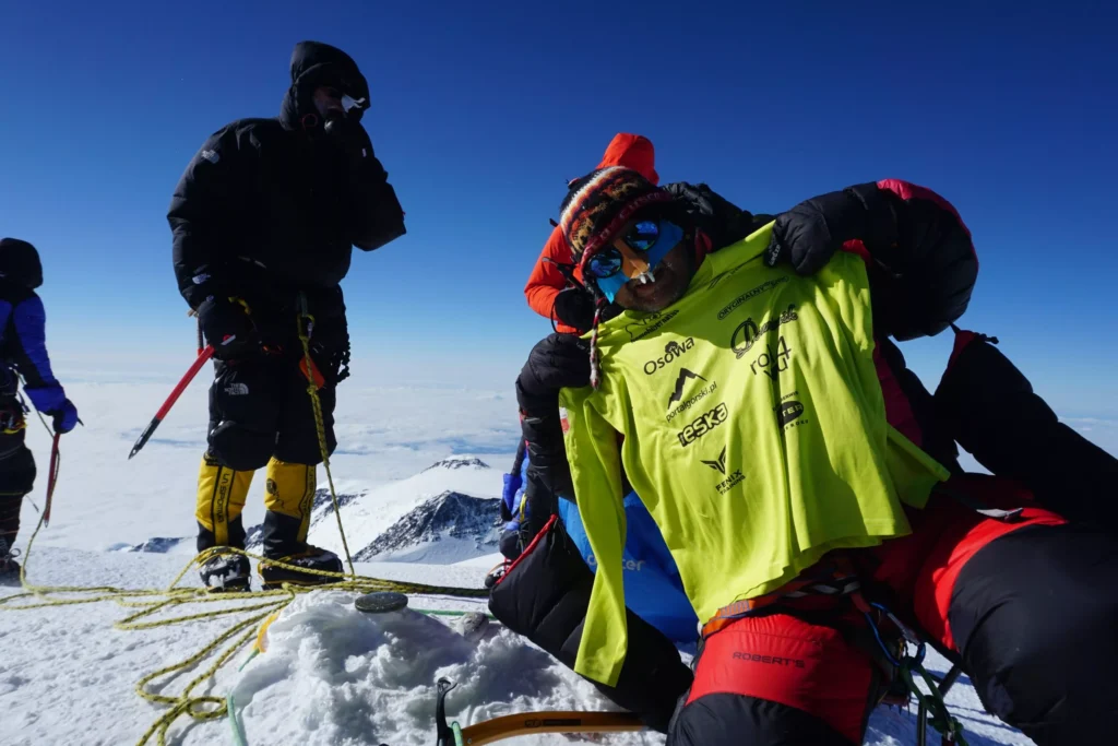 Ekstremalna wyprawa na Denali – chwila na szczycie po udanym ataku