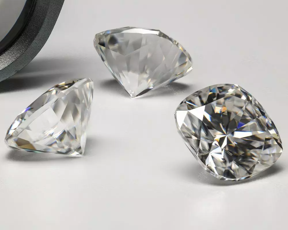 Elegancki moissanit lepszy niż diament w srebrnej oprawie