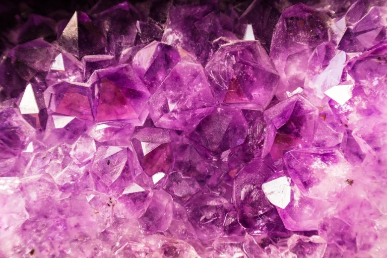 Ametyst kamień w biżuterii – fioletowy minerał symbolizujący spokój i harmonię