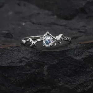 Luksusowy srebrny pierścionek z moissanitem – olśniewający kamień o diamentowym blasku, elegancka biżuteria handmade premium