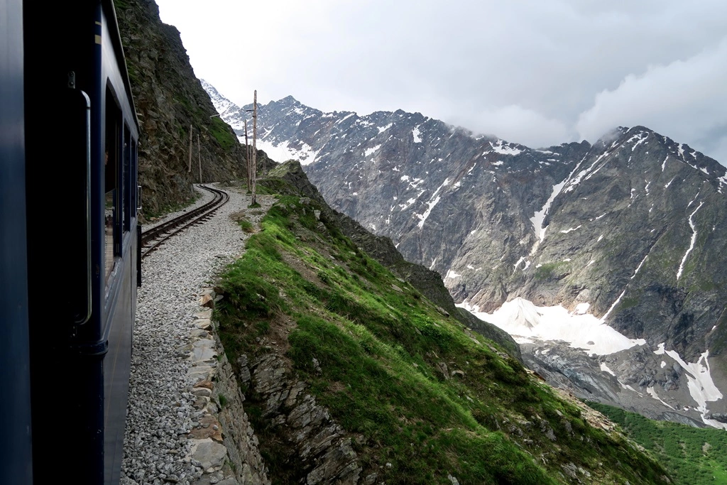 Widok z kolejki wąskotorowej w Chamonix na alpejskie doliny