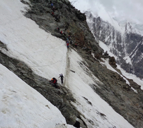 Przejście przez kuluar śmierci na drodze na Mont Blanc