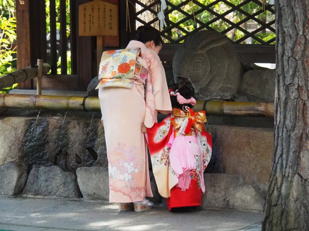 Kobieta z dzieckiem w kimonie spacerująca w parku w Japonii, Fuji-wędrówka szlakiem shogunów