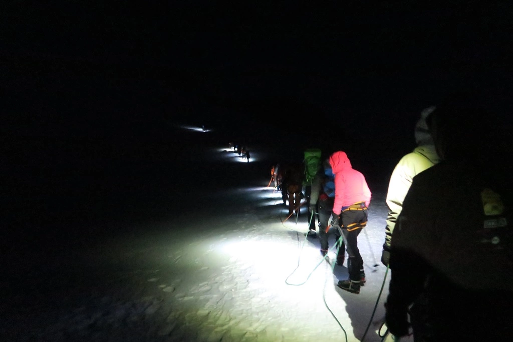 Nocne podejście na Mont Blanc w świetle czołówek