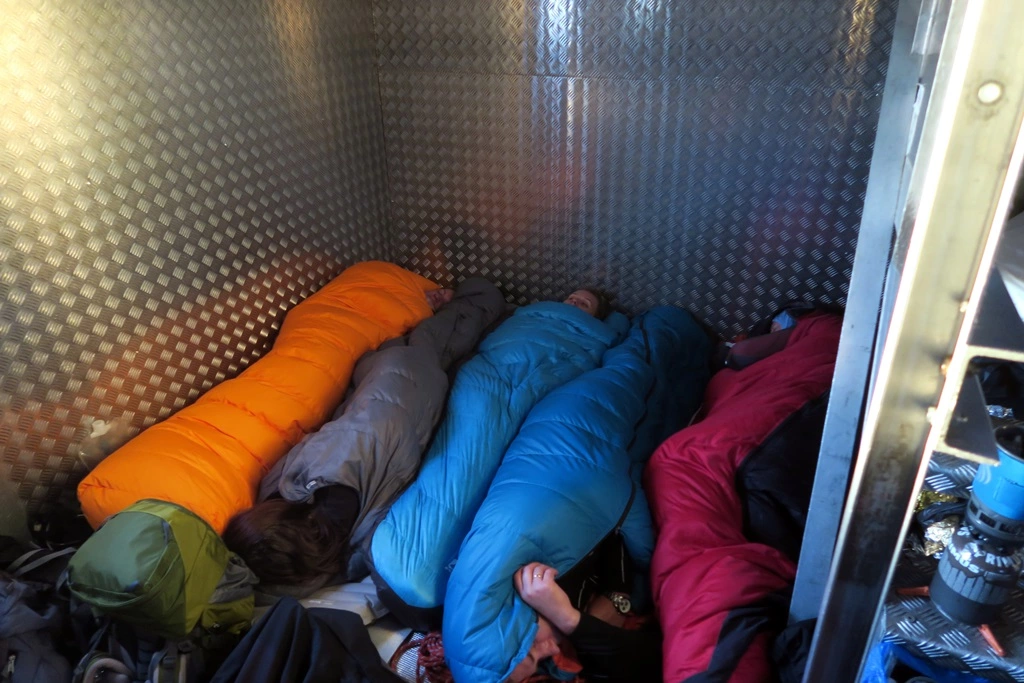 Wnętrze schronu Valot na Mont Blanc podczas oczekiwania na poprawę pogody