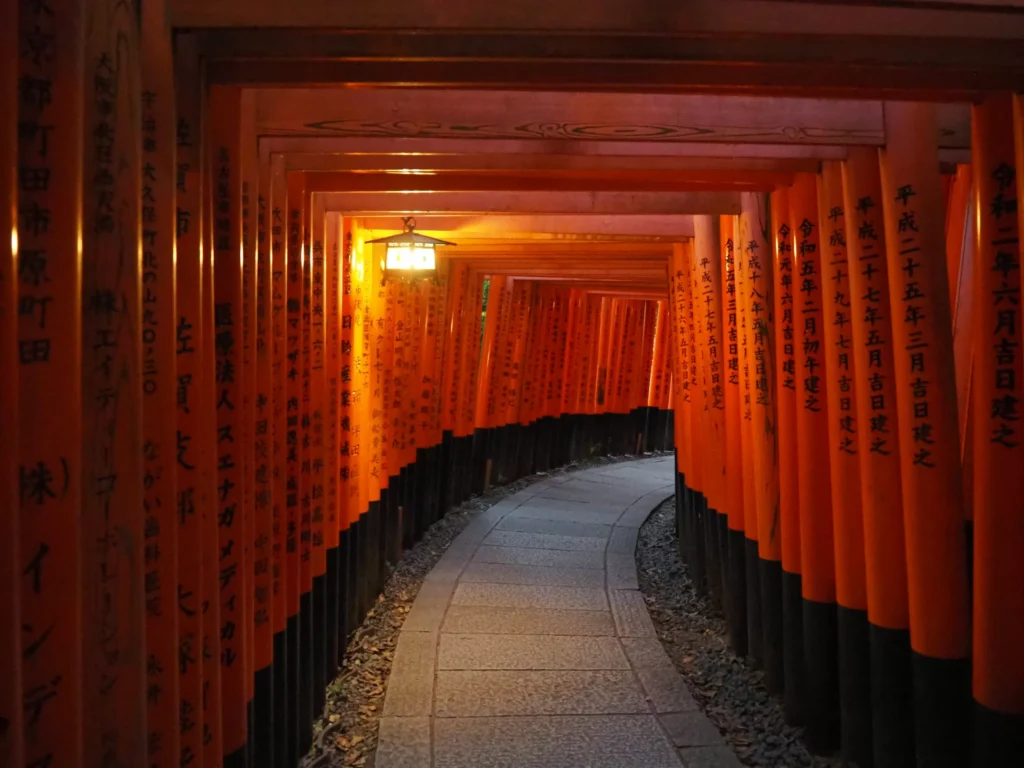 Tysiące czerwonych bram torii w świątyni Inari, Fuji-wędrówka szlakiem shogunów