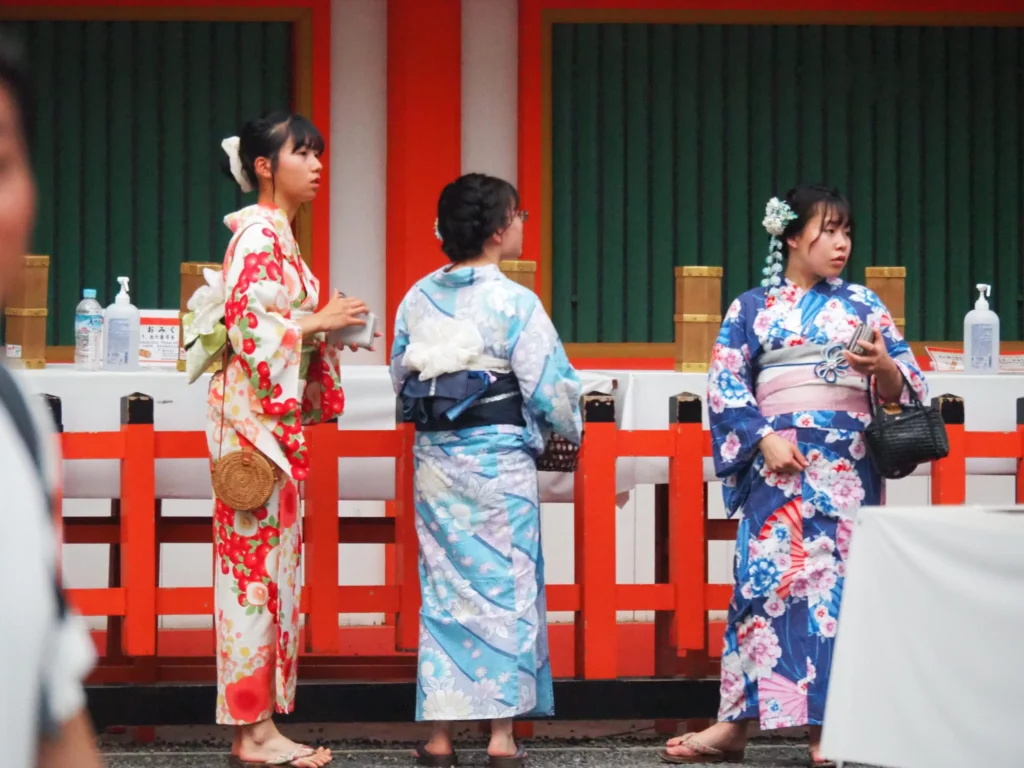 Dwie Japonki rozmawiające w parku, Fuji-wędrówka szlakiem shogunów