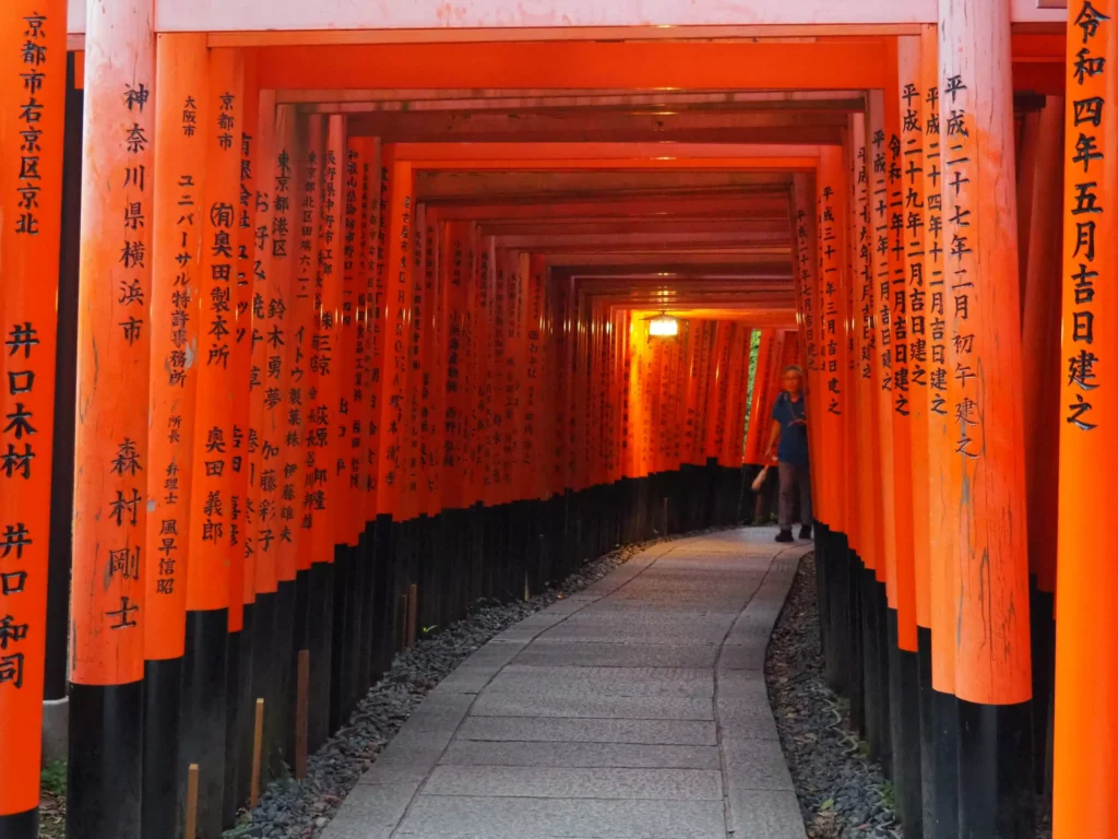 Czerwone bramy torii Świątyni Inari Taisha w Kioto