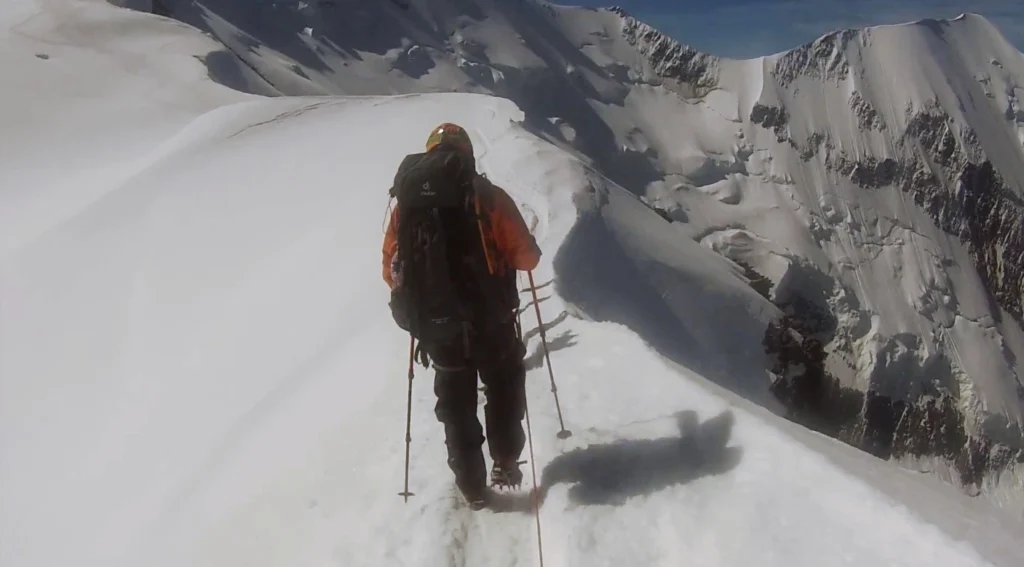 Podejście przez eksponowaną, śnieżną grań prowadzącą na szczyt Mont Blanc