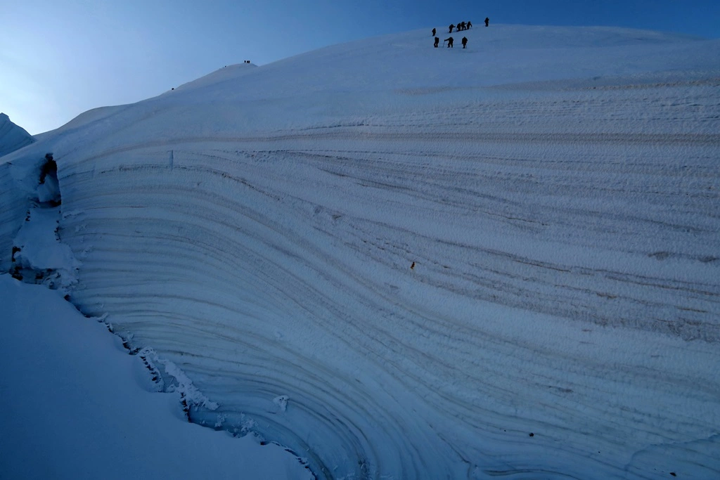 Podejście przez eksponowaną, śnieżną grań prowadzącą na szczyt Mont Blanc