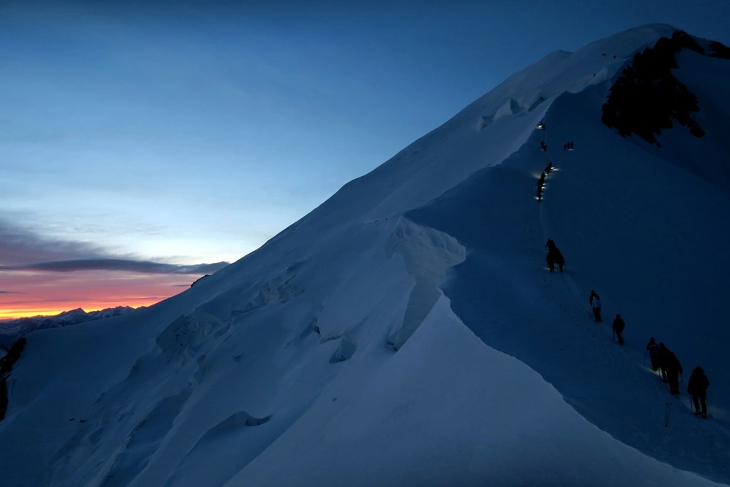 Pierwsze promienie słońca oświetlające szczyt Mont Blanc