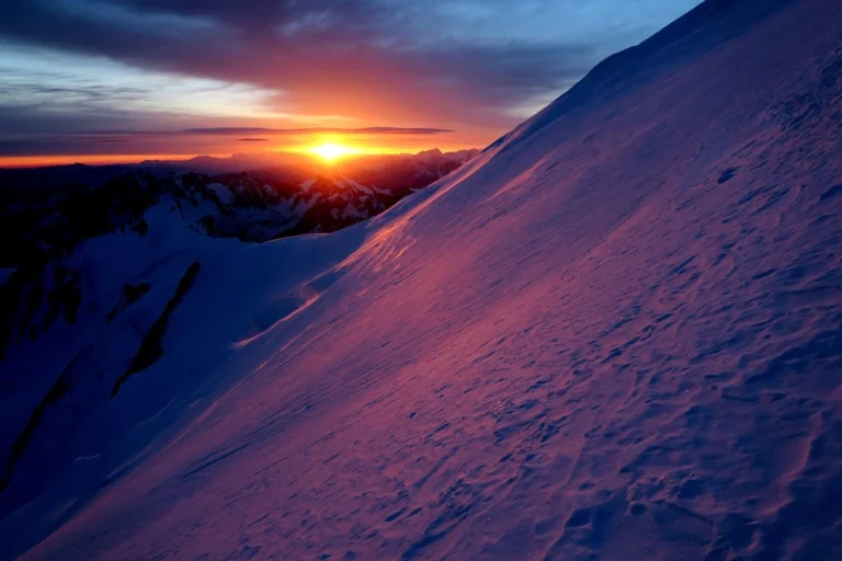Wschód słońca nad Mont Blanc oglądany podczas wspinaczki