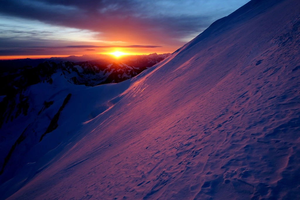 Wschód słońca nad Mont Blanc oglądany podczas wspinaczki