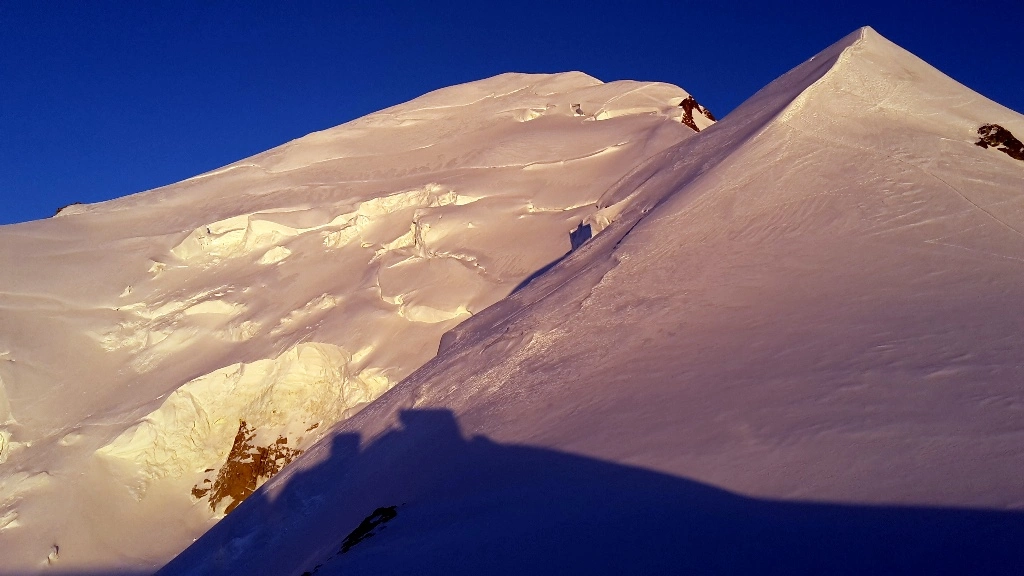 Wschód słońca nad Mont Blanc oglądany podczas wspinaczki