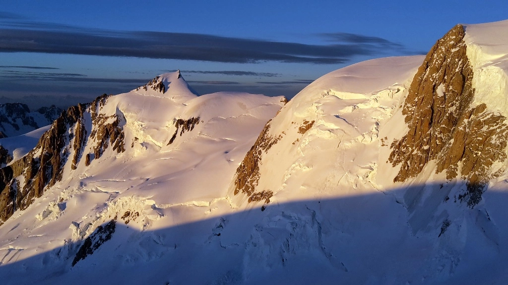 Różowo-złoty wschód słońca na Mont Blanc widziany ze szlaku