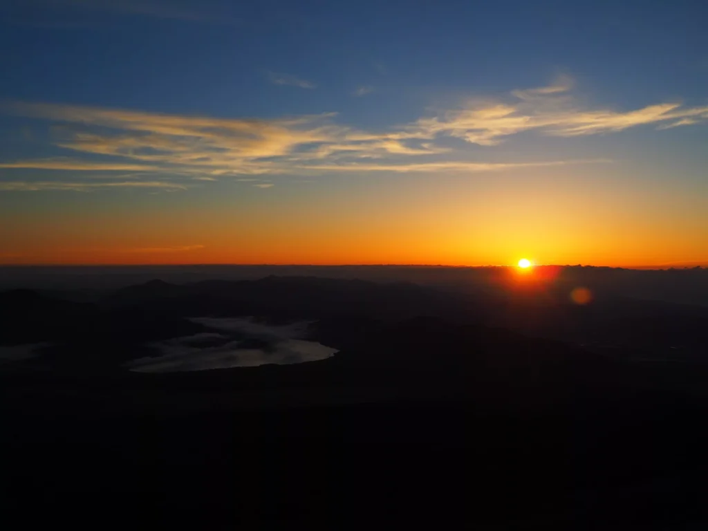 Wschód słońca nad górami widoczny z trasy na Fuji, Fuji-wędrówka szlakiem shogunów
