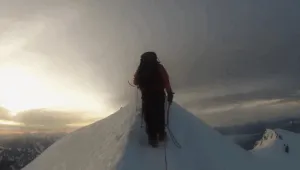 Ostatni odcinek grani na Mont Blanc z widoczną przepaścią po obu stronach"