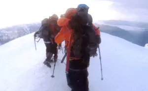 Uściski na szczycie Mont Blanc po udanym wejściu