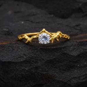 „Złoty pierścionek 585 góry z moissanitem – nowoczesny design i blask diamentowej alternatywy.”