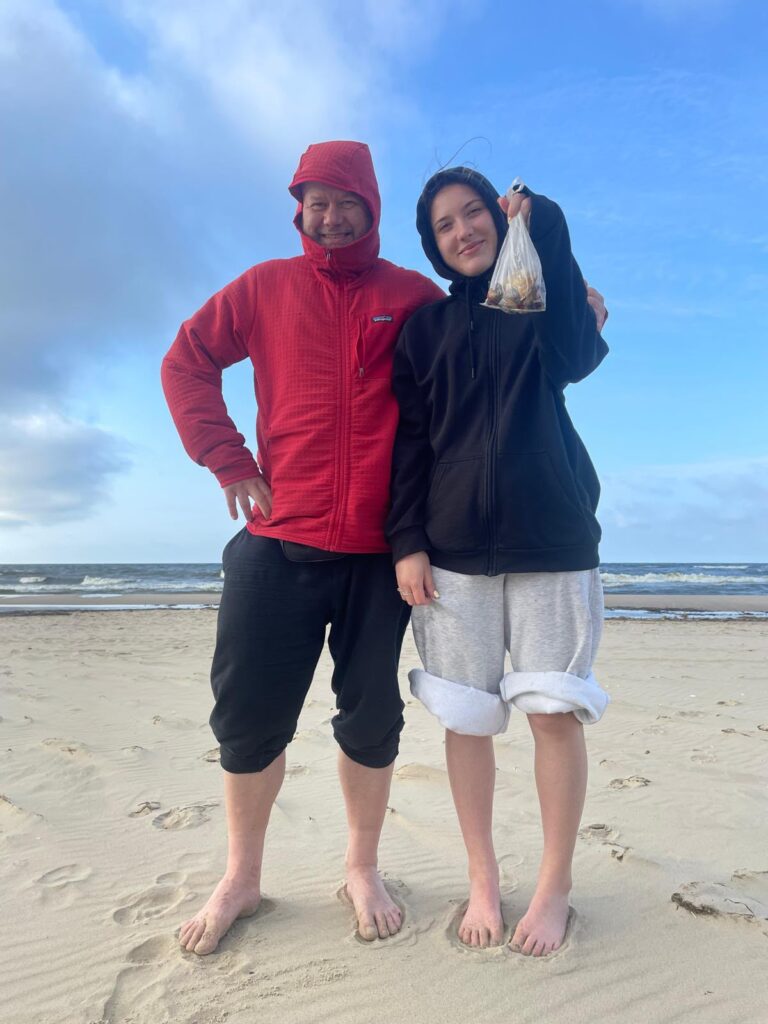 Szukanie bursztynów na plaży